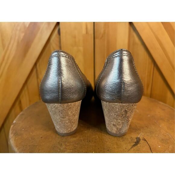 Clarks Artisan Peep-Toe Wedge Pumps Gold Metallic Size 6.5 - Picture 4 of 9